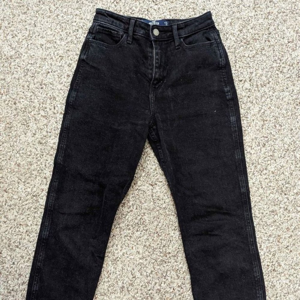 HOLLISTER: Ultra High Rise Mom Jean